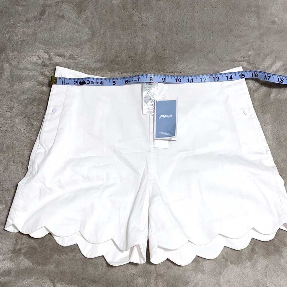 Scallop white short